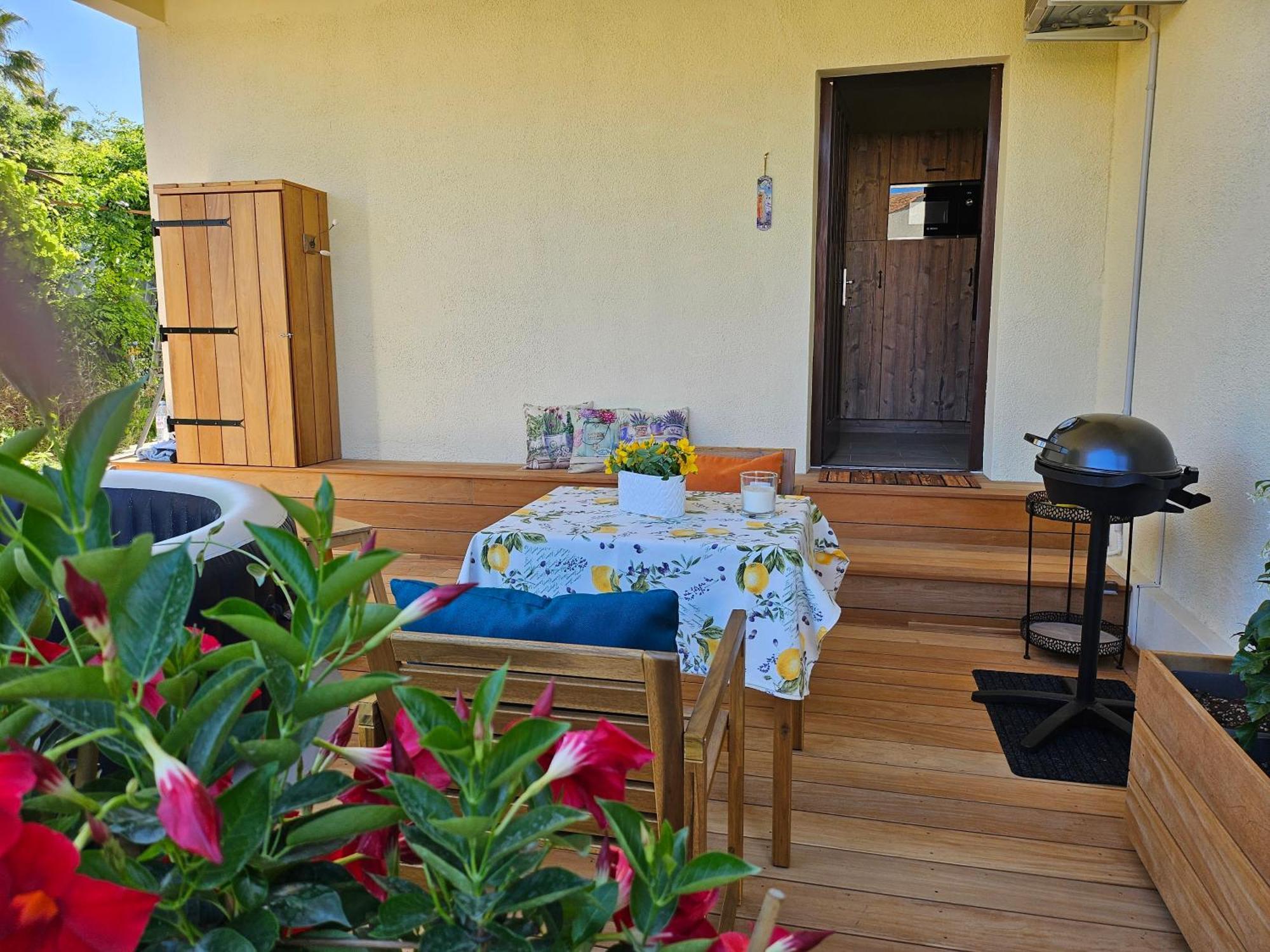 Charmant Studio Pres De La Plage Avec Jacuzzi Et Terrasse Privative Villeneuve-Loubet Buitenkant foto